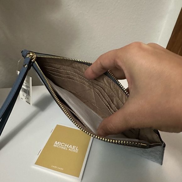 Michael Kors  Jet Set  LG Zip Clutch Wristlet - Picture 6 of 10